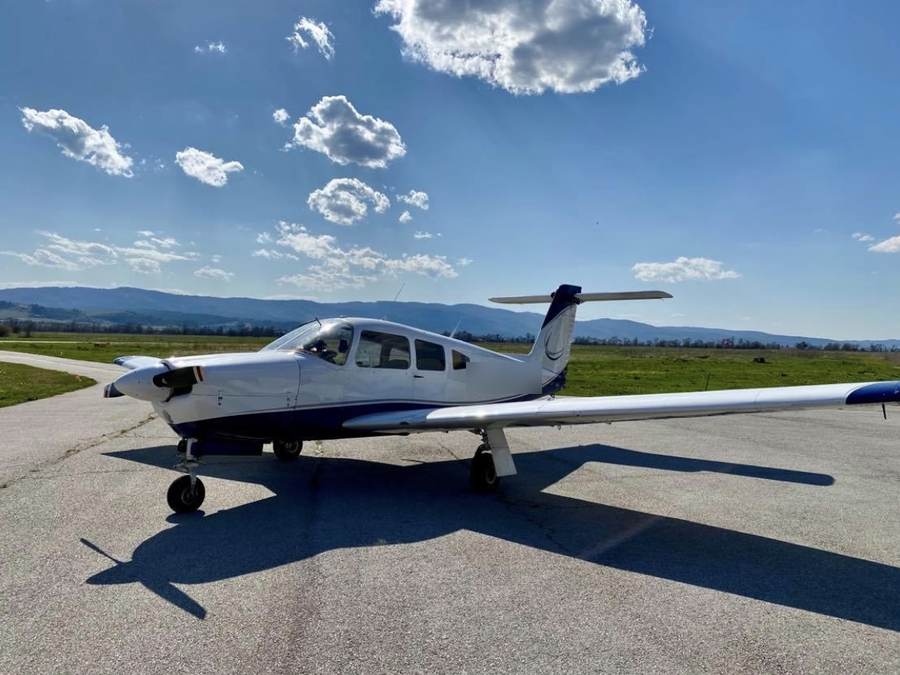 Самолет Piper Arrow IV на летище Паничарево